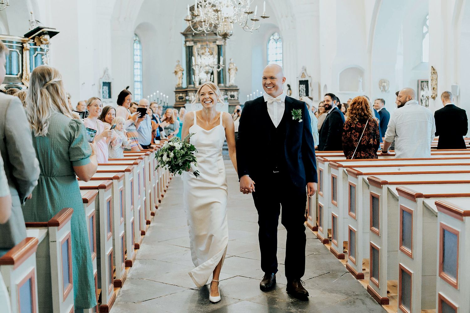Bröllop i Munktorps kyrka och Köping. Fotograf Rebecca Nordin.