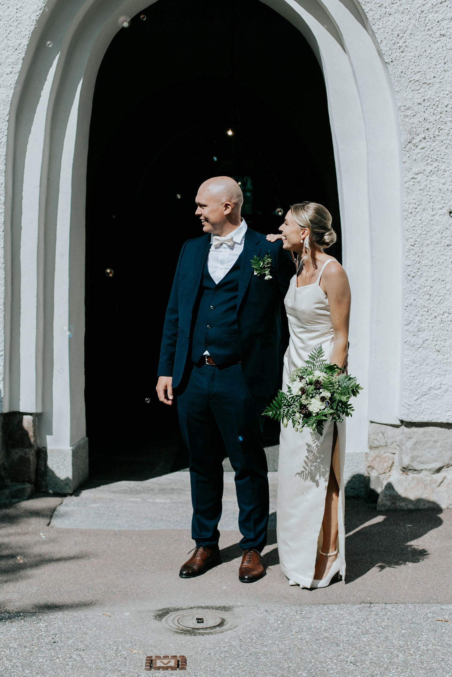Bröllop i Munktorps kyrka och Köping. Fotograf Rebecca Nordin.