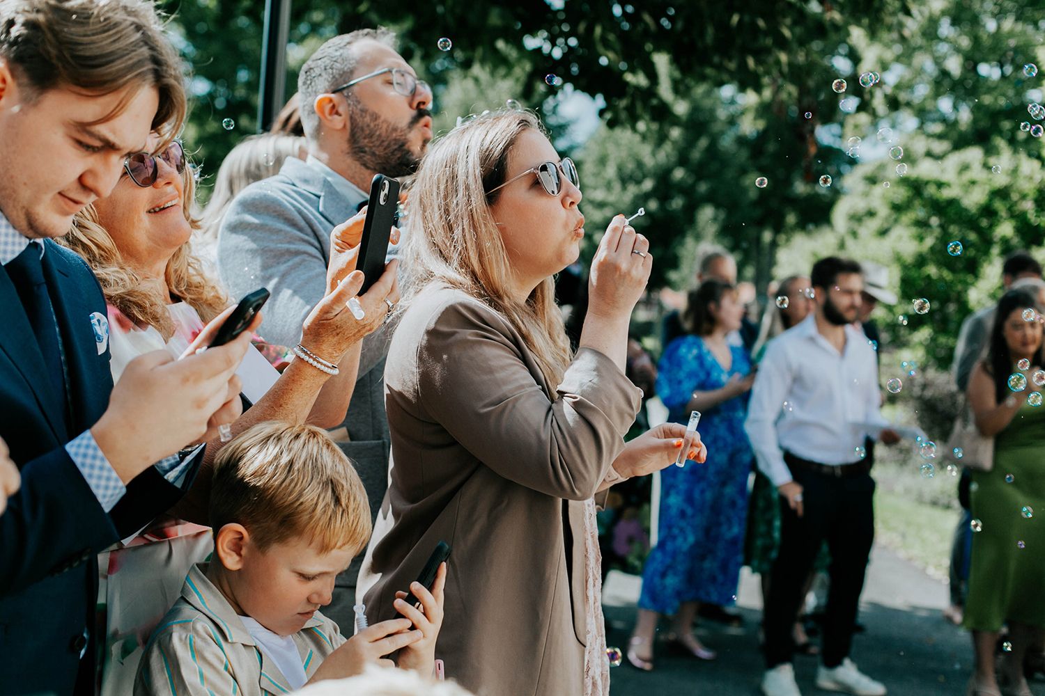 Bröllop i Munktorps kyrka och Köping. Fotograf Rebecca Nordin.