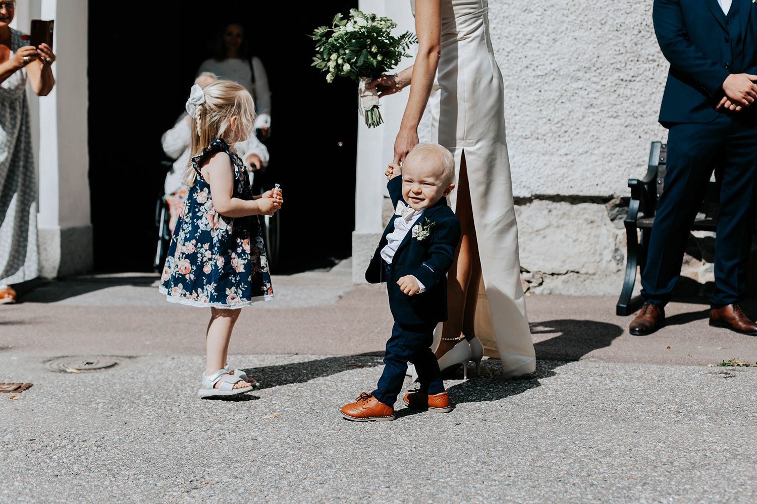 Bröllop i Munktorps kyrka och Köping. Fotograf Rebecca Nordin.