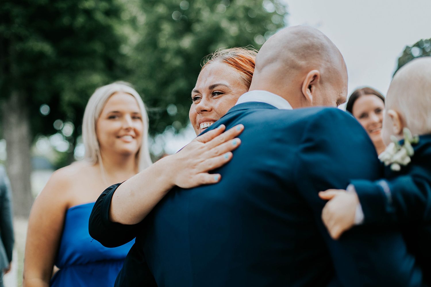 Bröllop i Munktorps kyrka och Köping. Fotograf Rebecca Nordin.