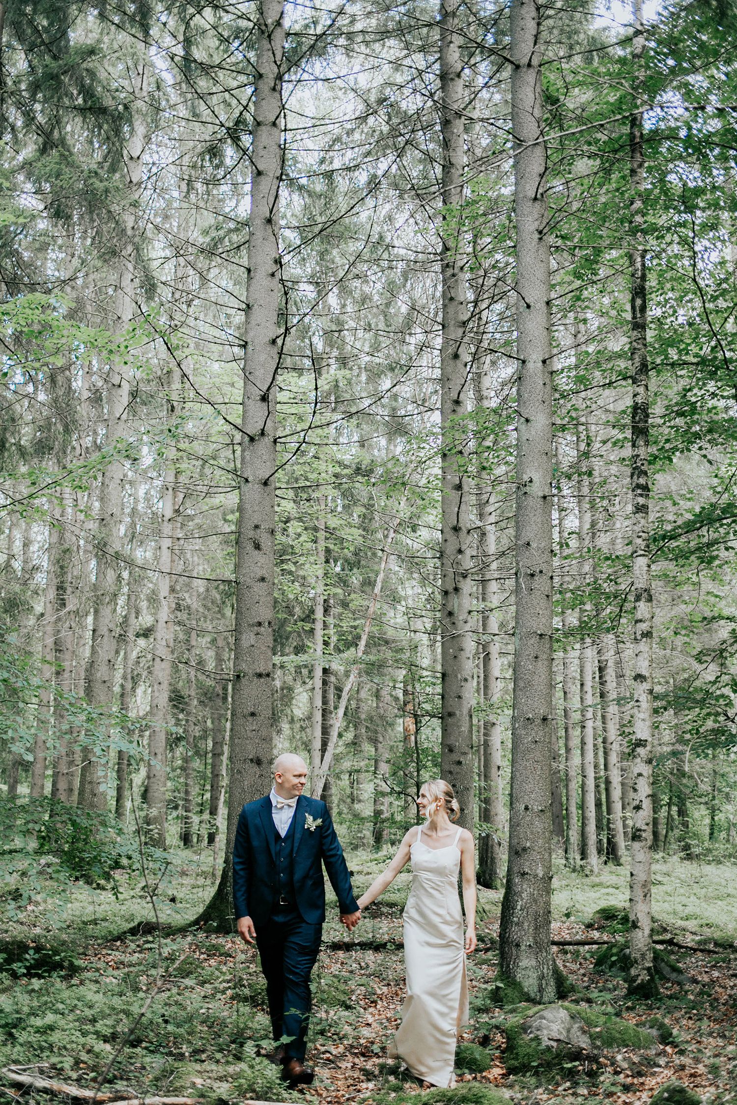 Bröllop i Munktorps kyrka och Köping. Fotograf Rebecca Nordin. i skogen.