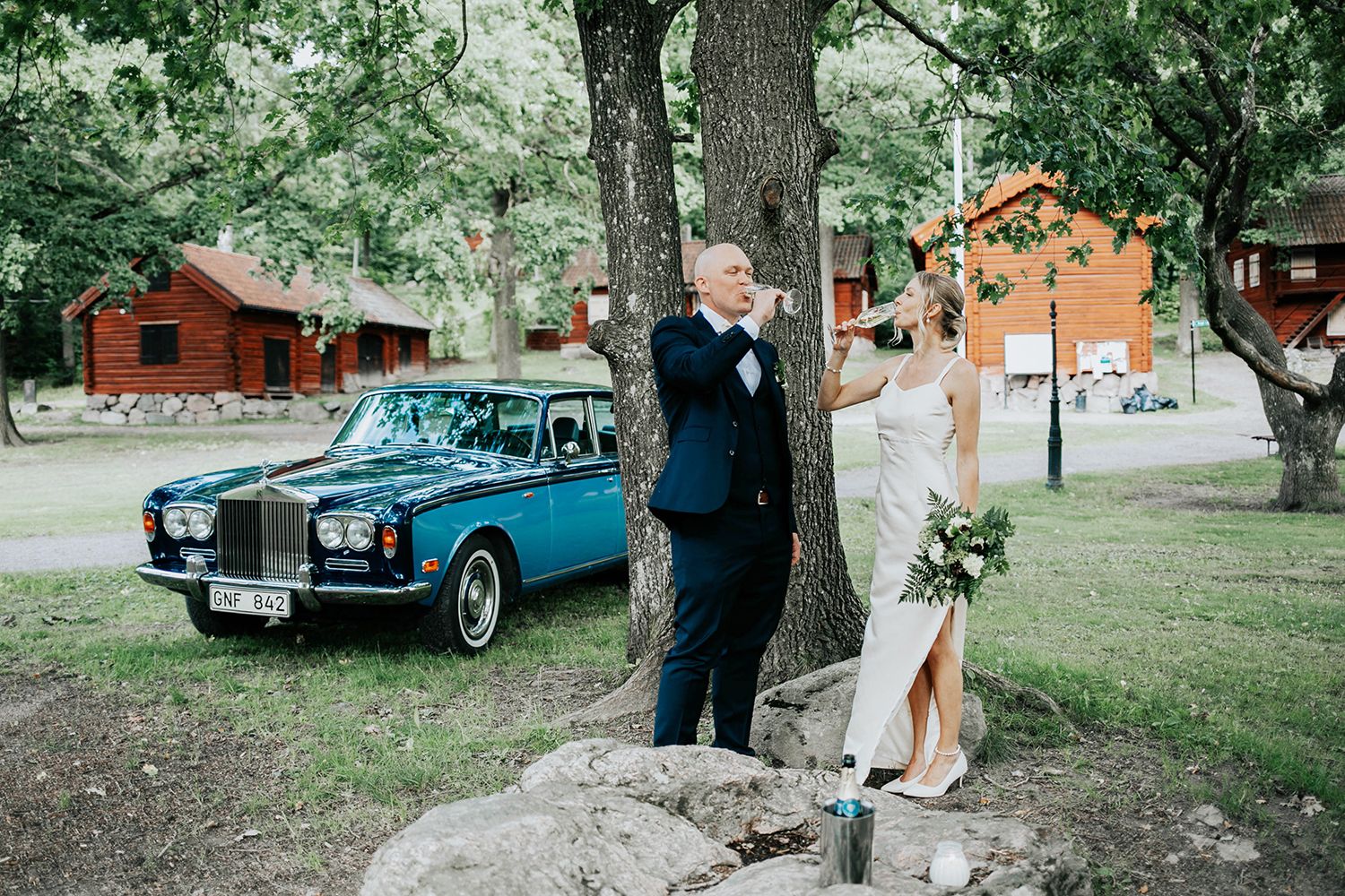 Bröllop i Munktorps kyrka och Köping. Fotograf Rebecca Nordin. vintage bil.