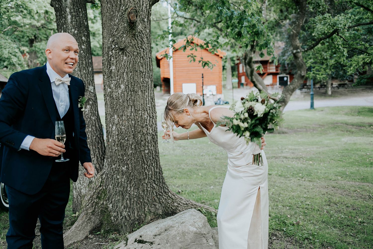 Bröllop i Munktorps kyrka och Köping. Fotograf Rebecca Nordin.