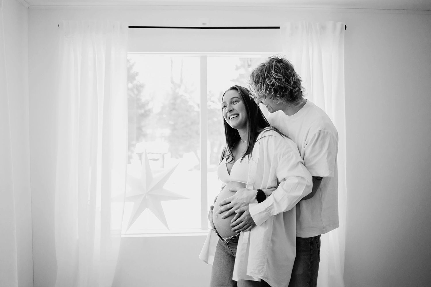 Gravidbilder vid Räggårdsviken på Hammarö. Familjen Palovaara. Fotograf Rebecca Nordin.
