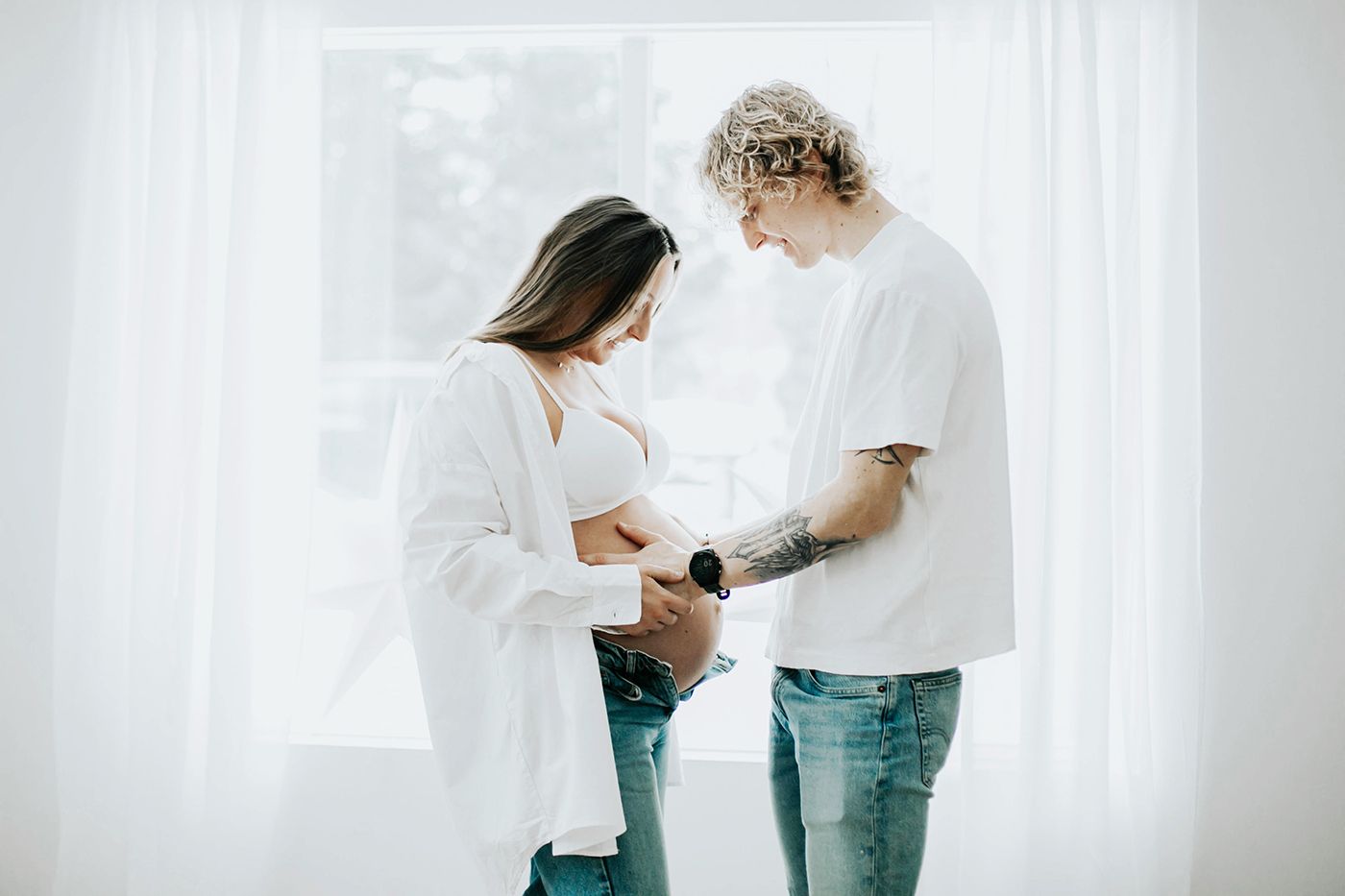 Gravidbilder vid Räggårdsviken på Hammarö. Familjen Palovaara. Fotograf Rebecca Nordin.