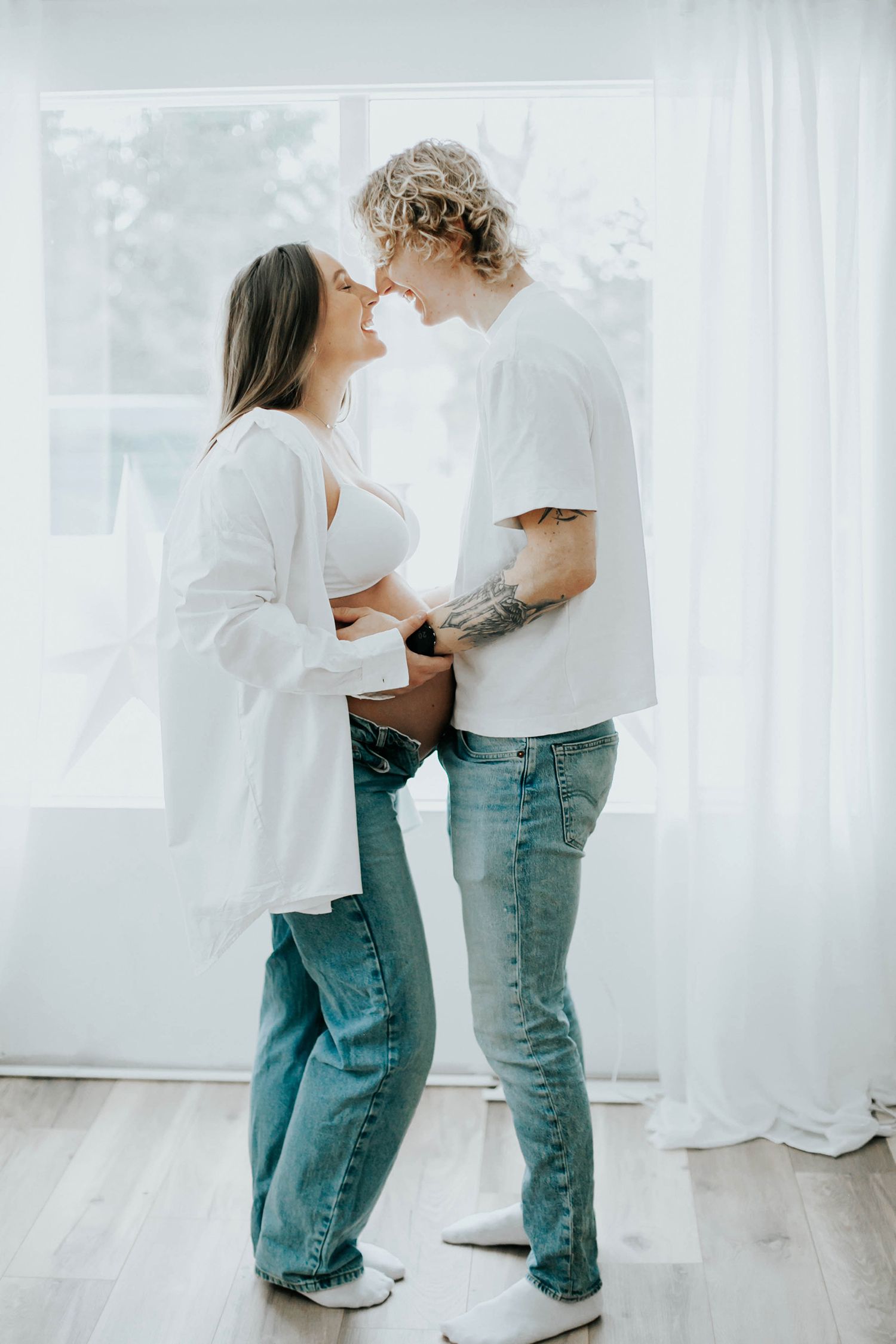 Gravidbilder vid Räggårdsviken på Hammarö. Familjen Palovaara. Fotograf Rebecca Nordin.