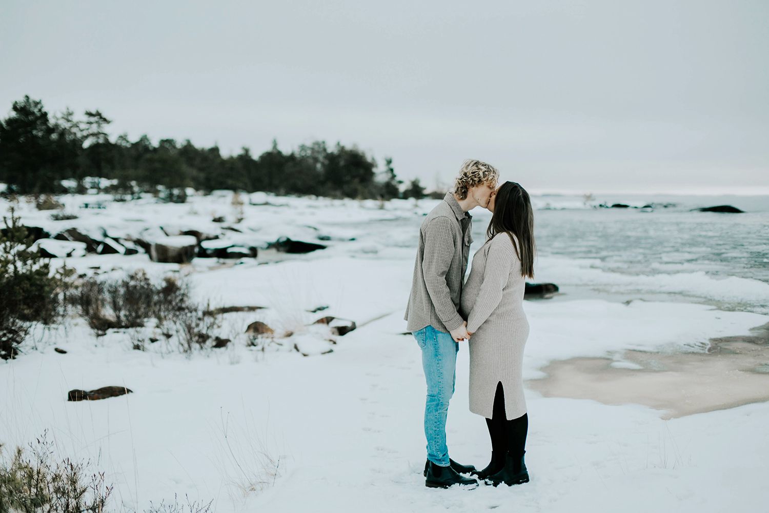 Gravidbilder vid Räggårdsviken på Hammarö. Familjen Palovaara. Fotograf Rebecca Nordin.