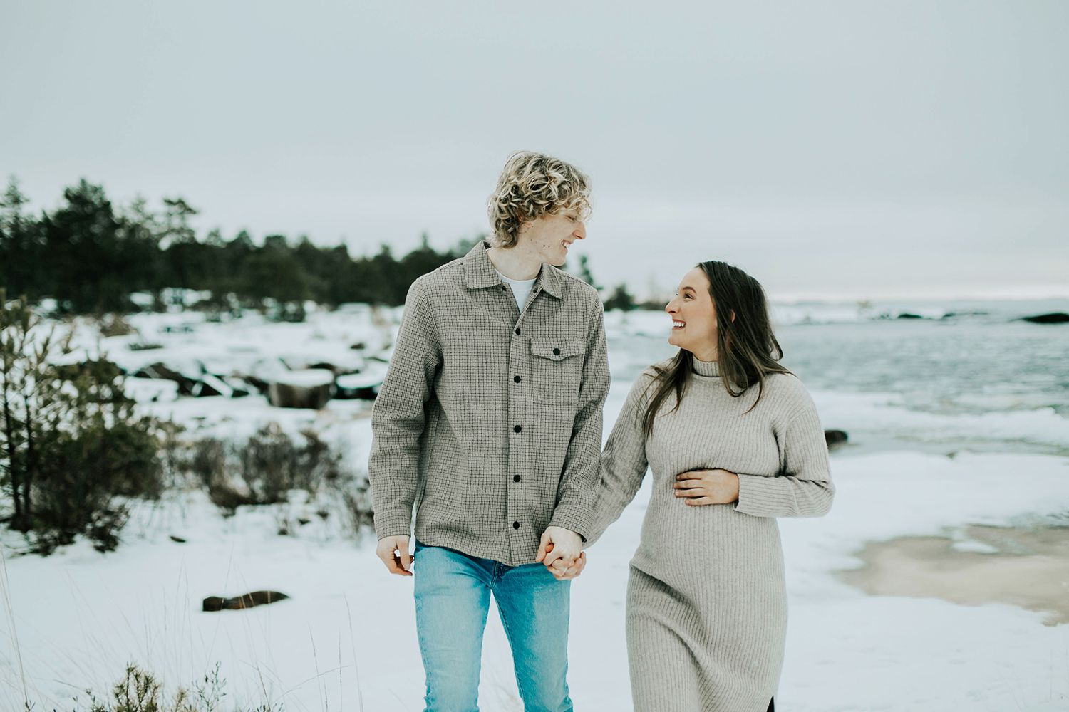Gravidbilder vid Räggårdsviken på Hammarö. Familjen Palovaara. Fotograf Rebecca Nordin.