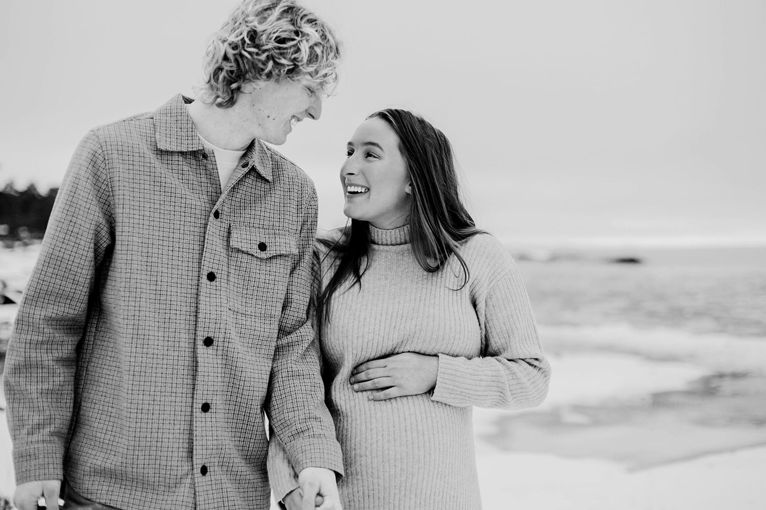 Gravidbilder vid Räggårdsviken på Hammarö. Familjen Palovaara. Fotograf Rebecca Nordin.