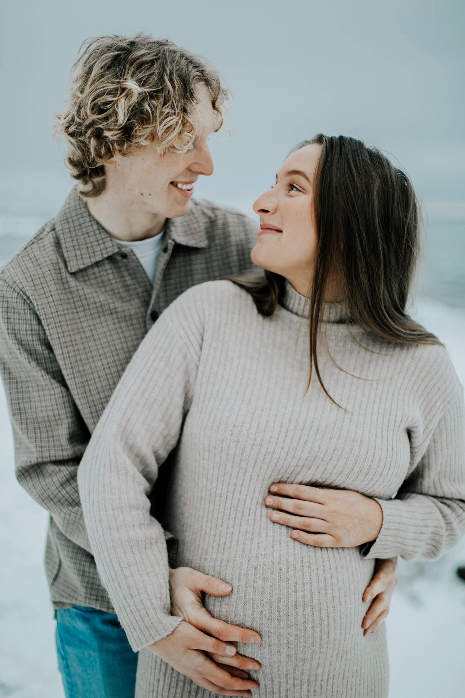 Gravidbilder vid Räggårdsviken på Hammarö. Familjen Palovaara. Fotograf Rebecca Nordin.