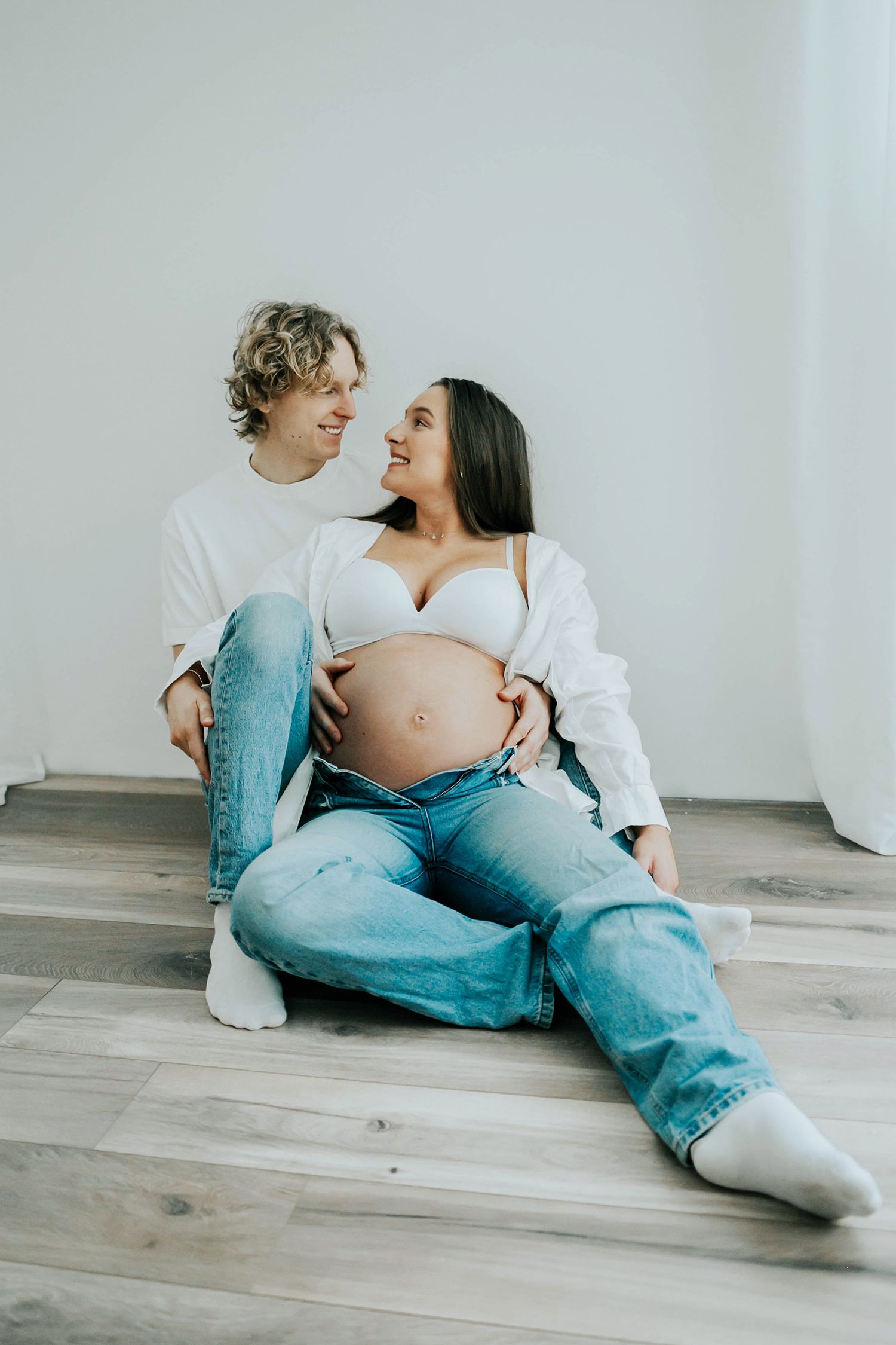 Gravidbilder vid Räggårdsviken på Hammarö. Familjen Palovaara. Fotograf Rebecca Nordin.