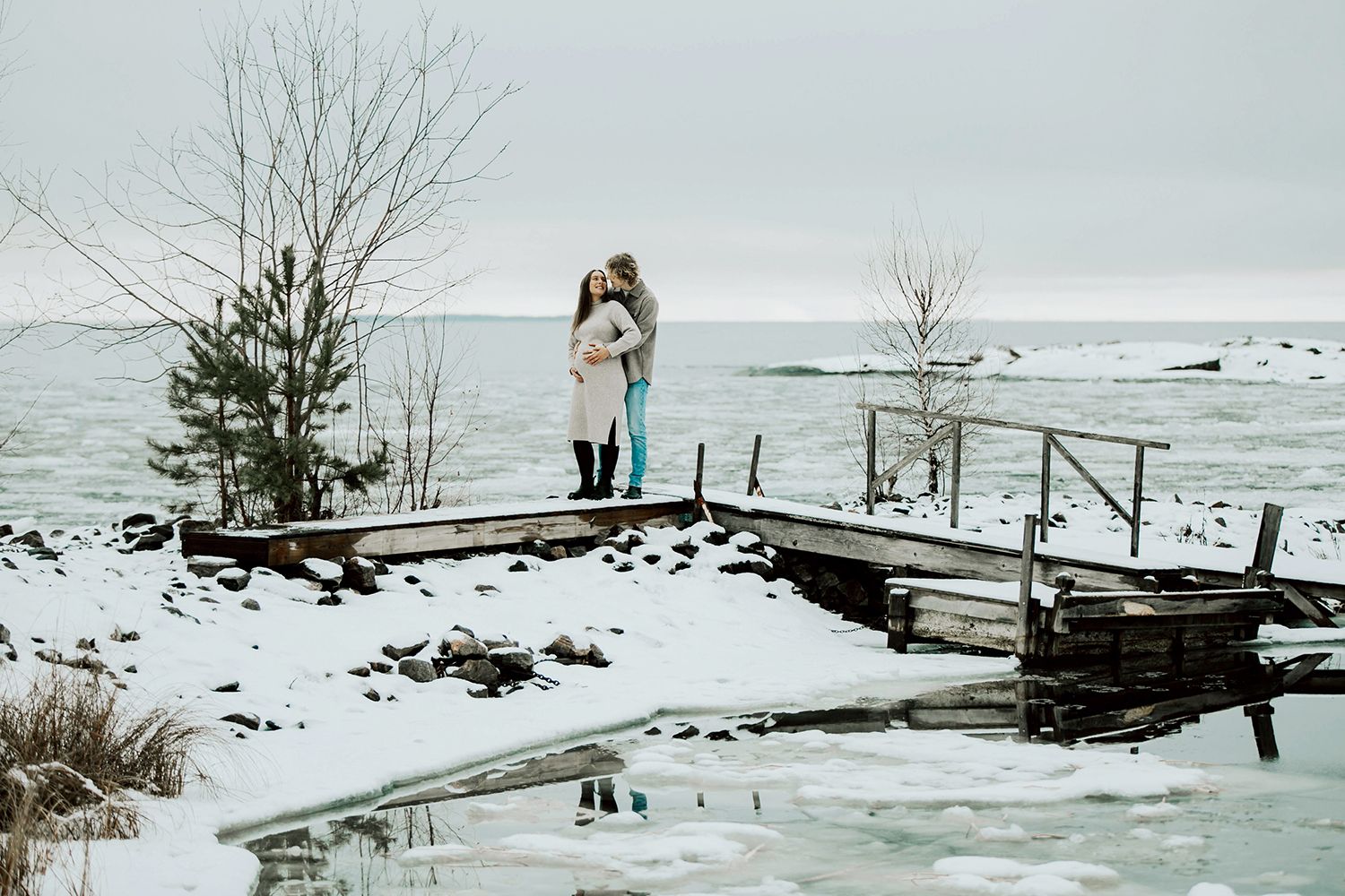 Gravidbilder vid Räggårdsviken på Hammarö. Familjen Palovaara. Fotograf Rebecca Nordin.