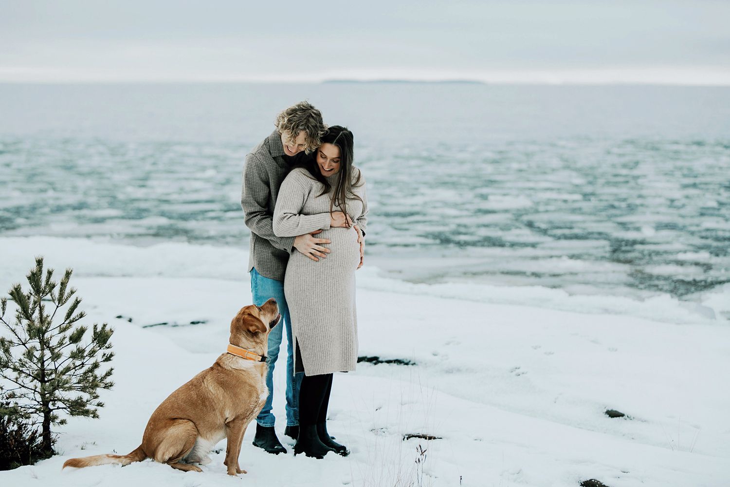 Gravidbilder vid Räggårdsviken på Hammarö. Familjen Palovaara. Fotograf Rebecca Nordin.