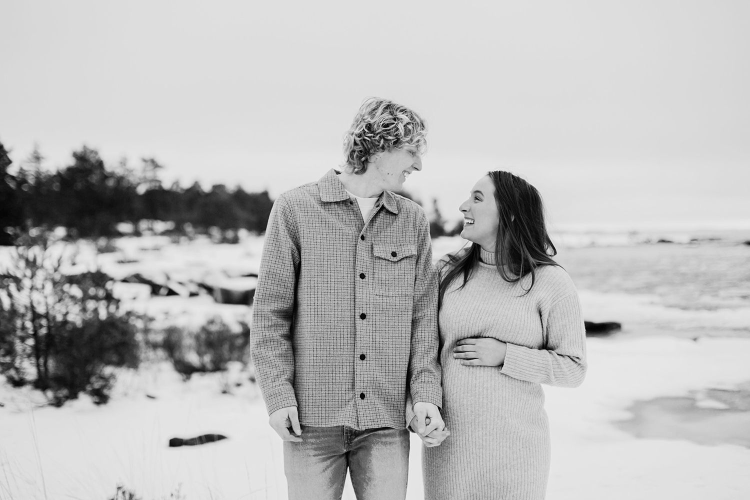 Gravidbilder vid Räggårdsviken på Hammarö. Familjen Palovaara. Fotograf Rebecca Nordin.