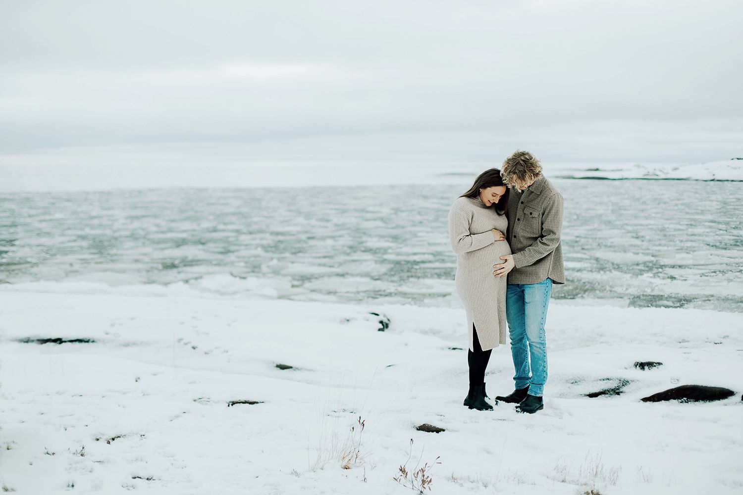 Gravidbilder vid Räggårdsviken på Hammarö. Familjen Palovaara. Fotograf Rebecca Nordin.