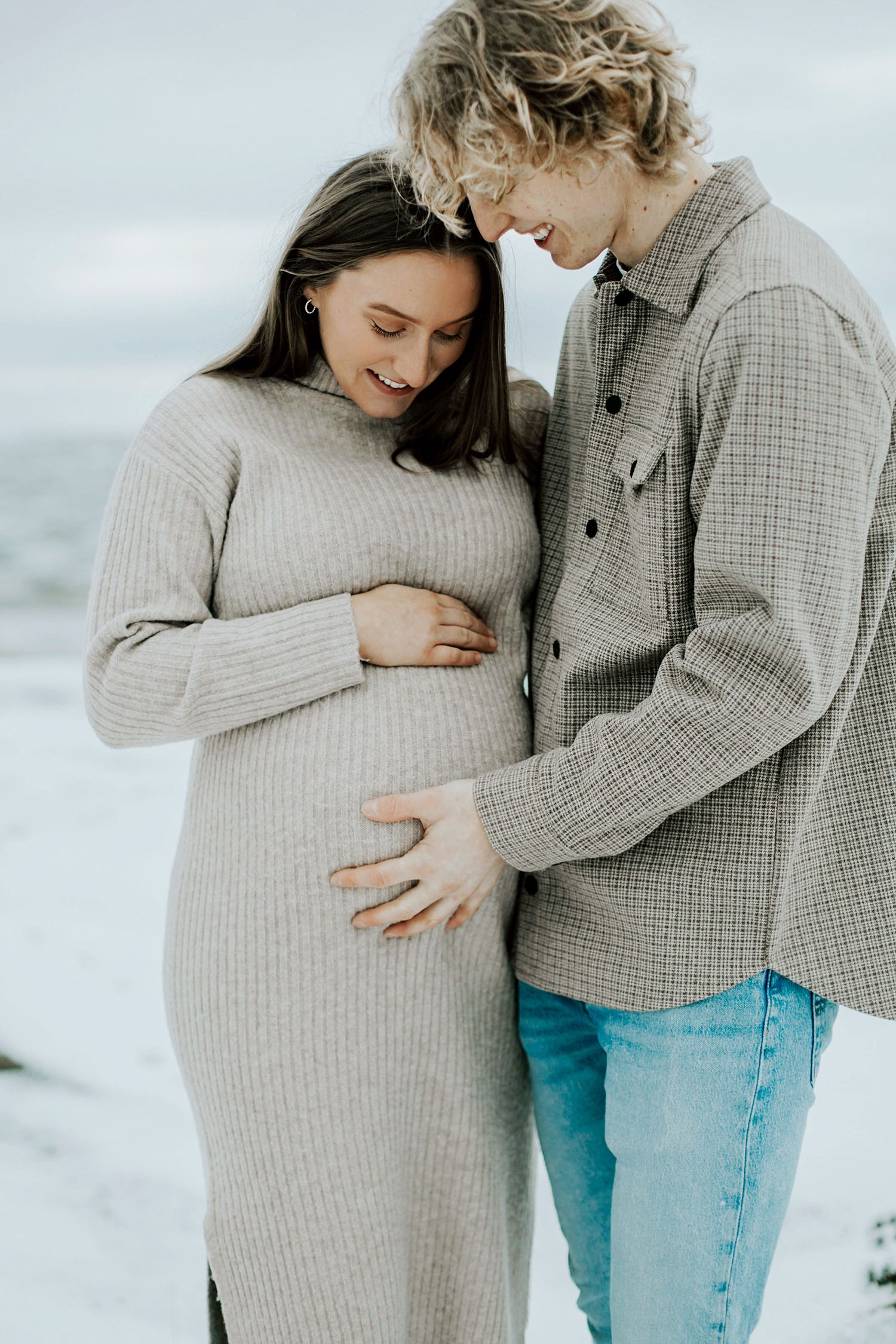 Gravidbilder vid Räggårdsviken på Hammarö. Familjen Palovaara. Fotograf Rebecca Nordin.