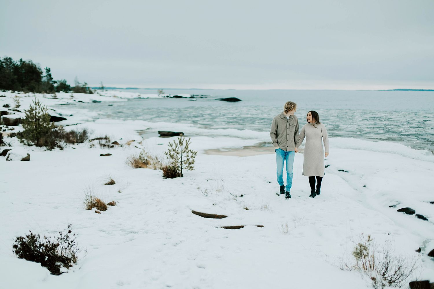 Gravidbilder vid Räggårdsviken på Hammarö. Familjen Palovaara. Fotograf Rebecca Nordin.
