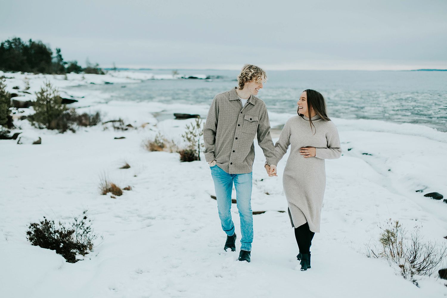 Gravidbilder vid Räggårdsviken på Hammarö. Familjen Palovaara. Fotograf Rebecca Nordin.