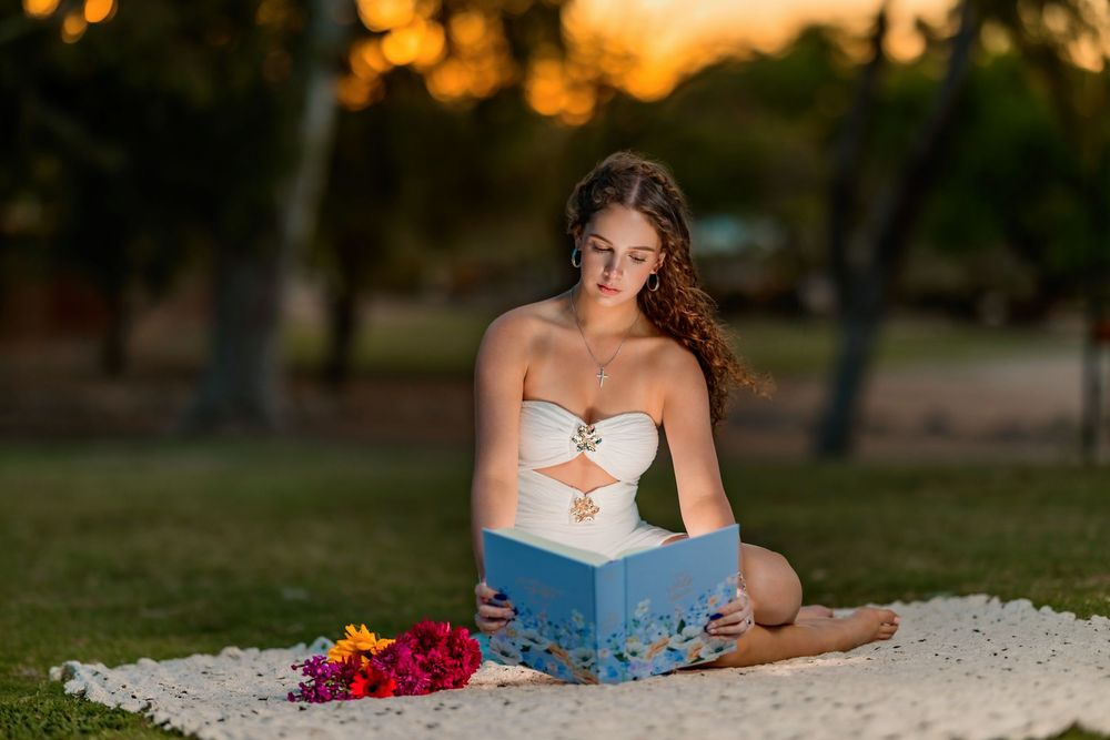 High School Senior picture session, Tucson, AZ, senior portraits, senior photographer, senior photos, golden hour, bible, glowing