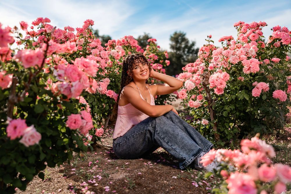 High School Senior picture session, Tucson, AZ, rose garden, flowers, pink roses, senior portraits, senior photographer, senior photos
