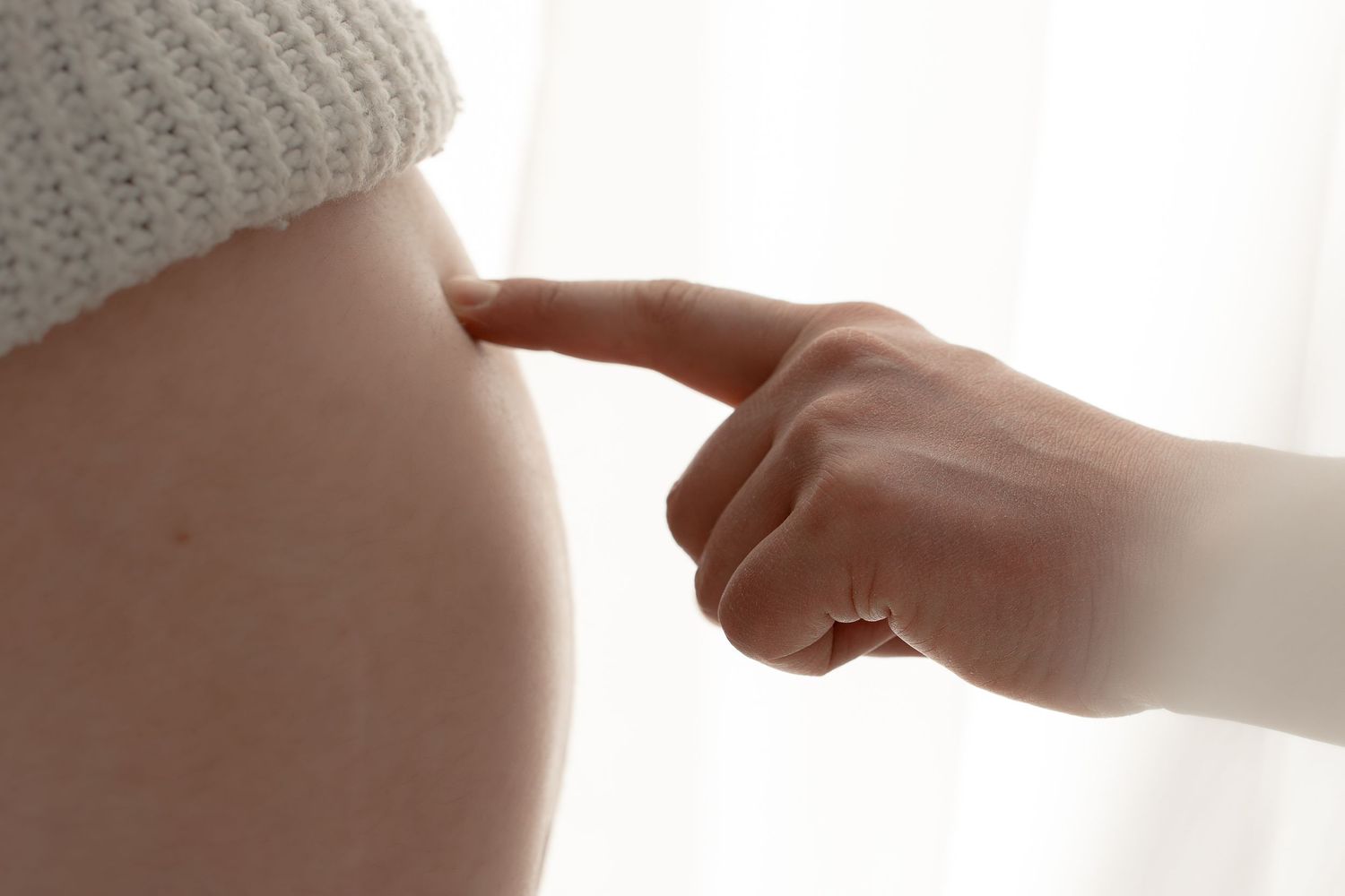 Servizio fotografico maternità a Cogliate  
 Ritratti delicati e intimi per future mamme. Sessioni in studio, a domicilio o al tramonto