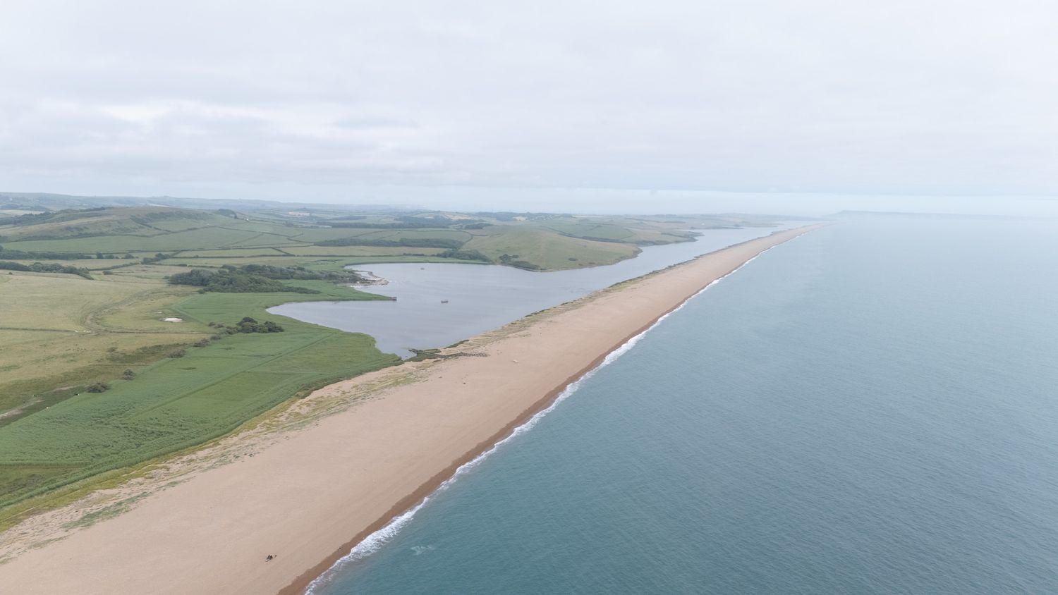 chesil beach drone sur la jurassic coast en angleterre