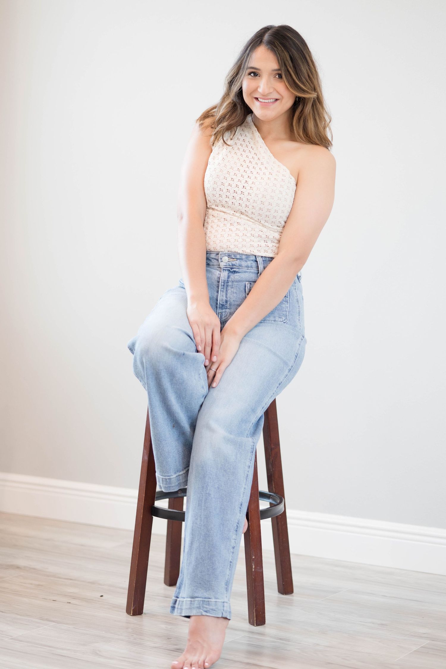 WOMAN SITTNG ON STOOL SMILING. LIFESTYLE FAMILY PHOTOGRAPHER IN NORTH CAROLINA