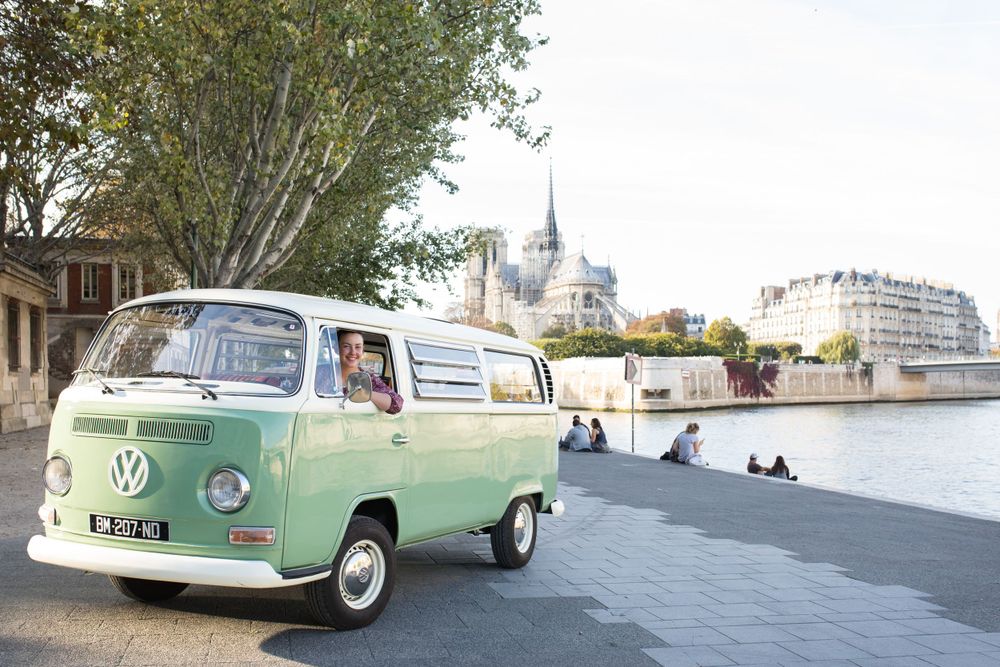Premium Paris photo tour for families in a private vehicle vintage 2CV with Picmytrip Paris.