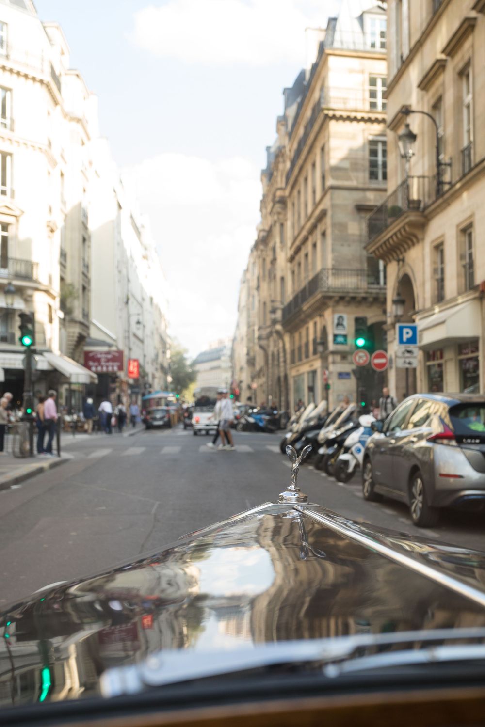 Private car photo session in paris with a vintage car by Julien LB Photography.
