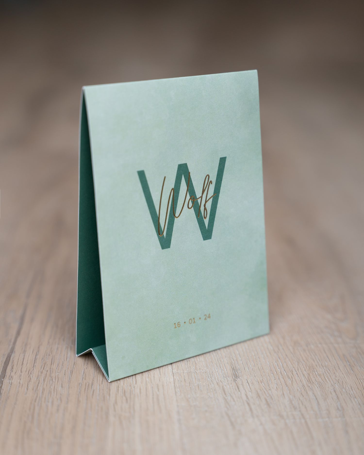 ontwerp voor geboortekaartje voor een jongen. groen in de vorm van tent met goudfolie