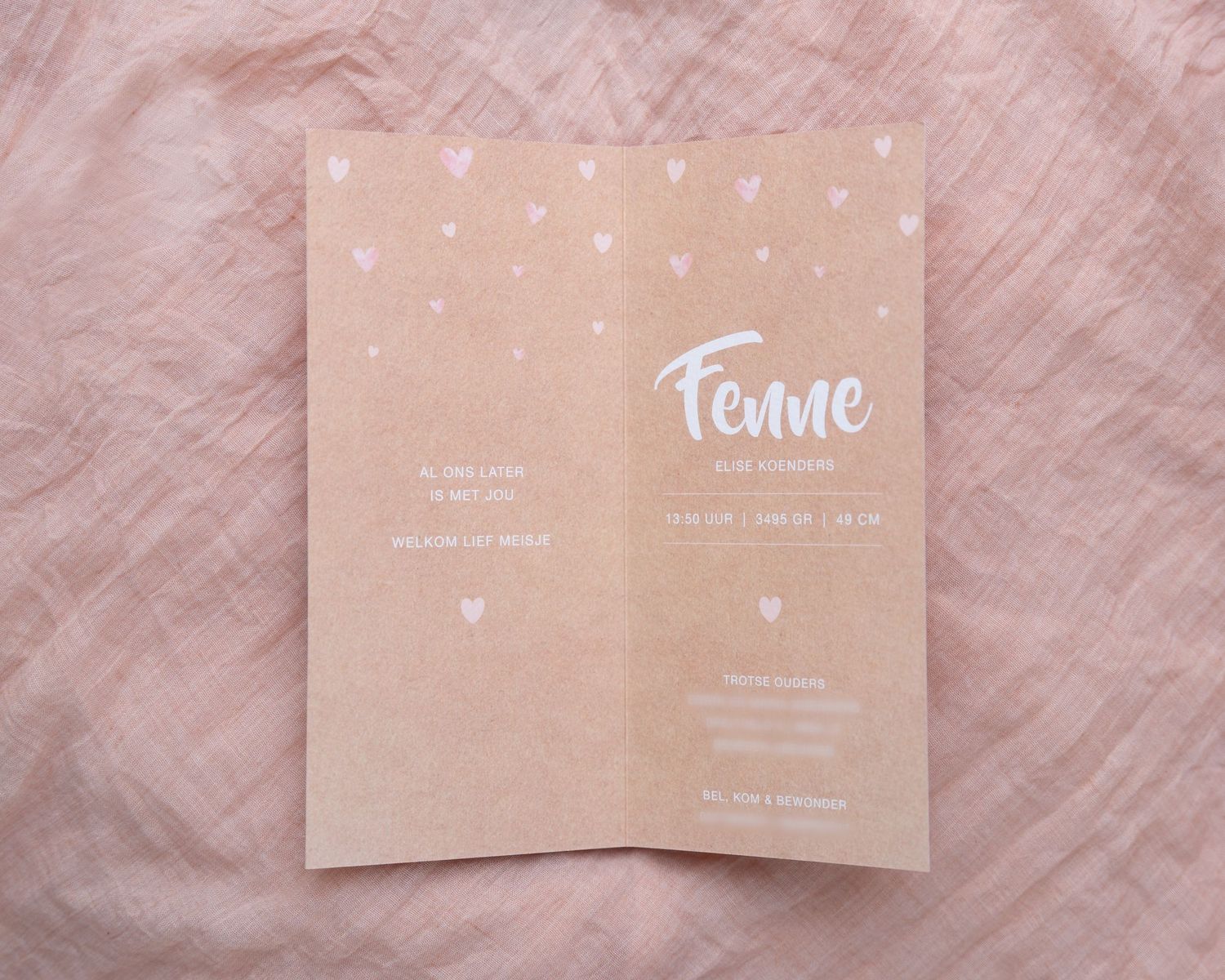 ontwerp voor geboortekaartje voor een meisje. zachte kleuren en kraft papier