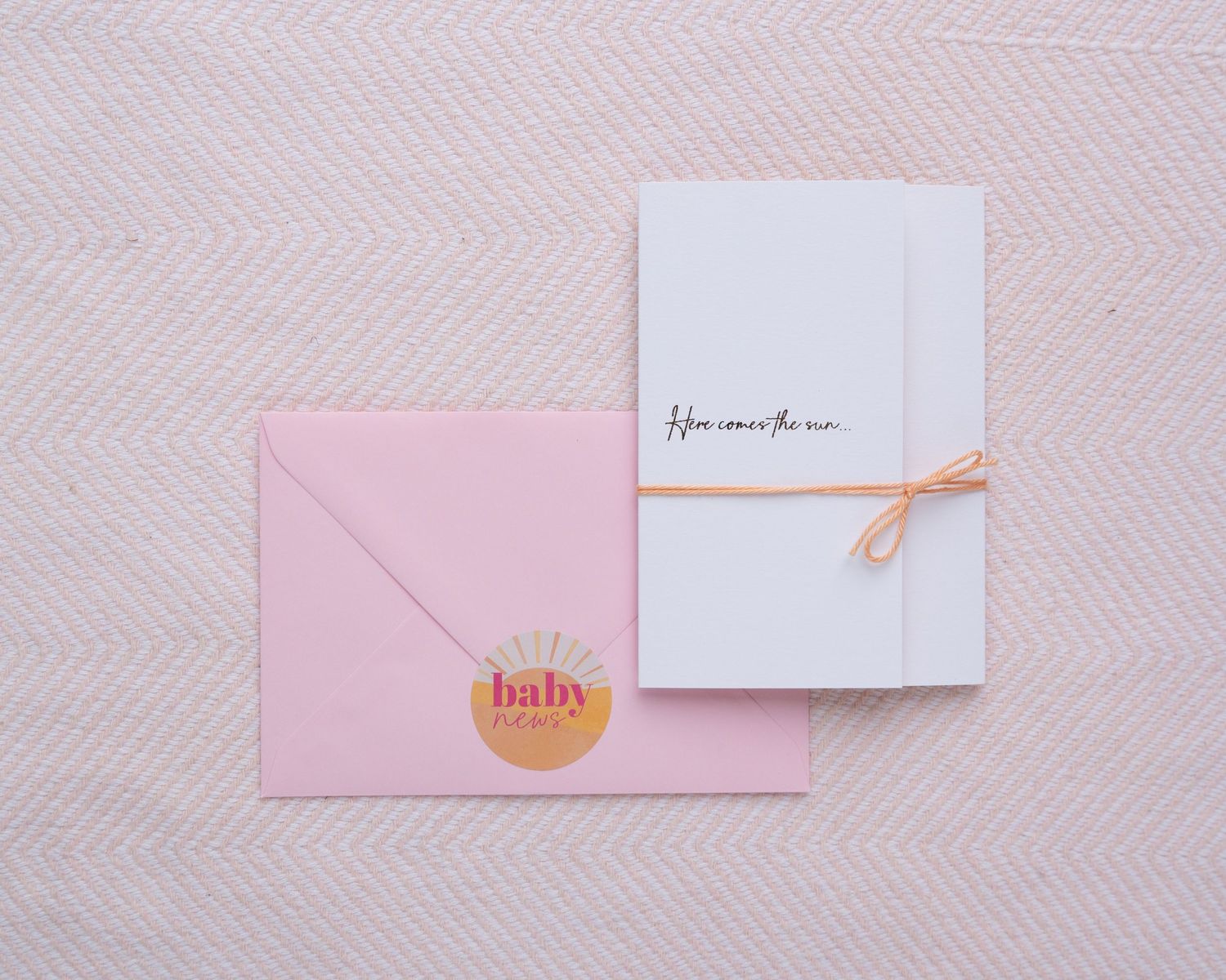ontwerp voor geboortekaartje voor een meisje. drieluik met warme en contrasterende kleuren en goudfolie. met roze envelop en sluitsticker