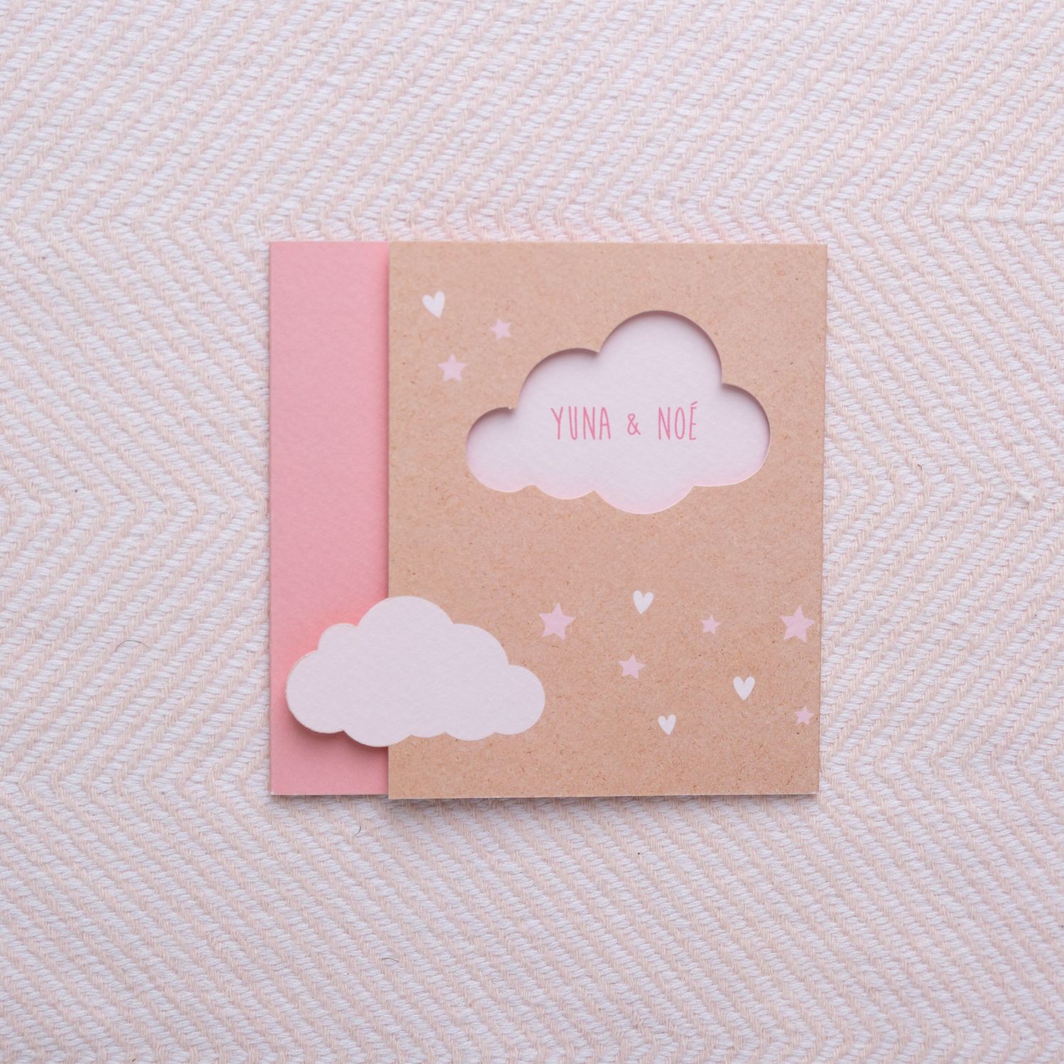 drieluik 
ontwerp voor geboortekaartje voor tweeling meisjes. roze kleuren en kraft papier en wolkjes