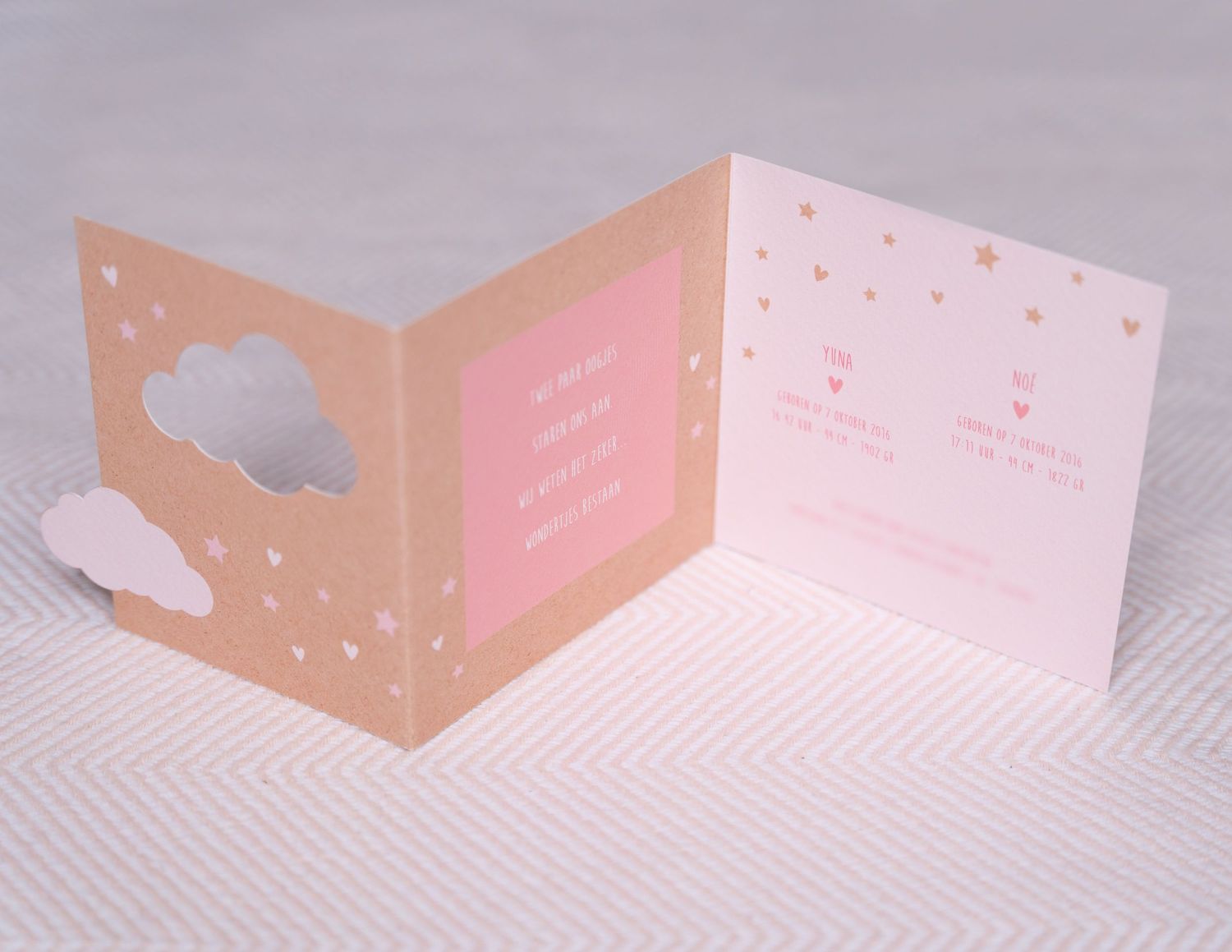 drieluik 
ontwerp voor geboortekaartje voor tweeling meisjes. roze kleuren en kraft papier en wolkjes