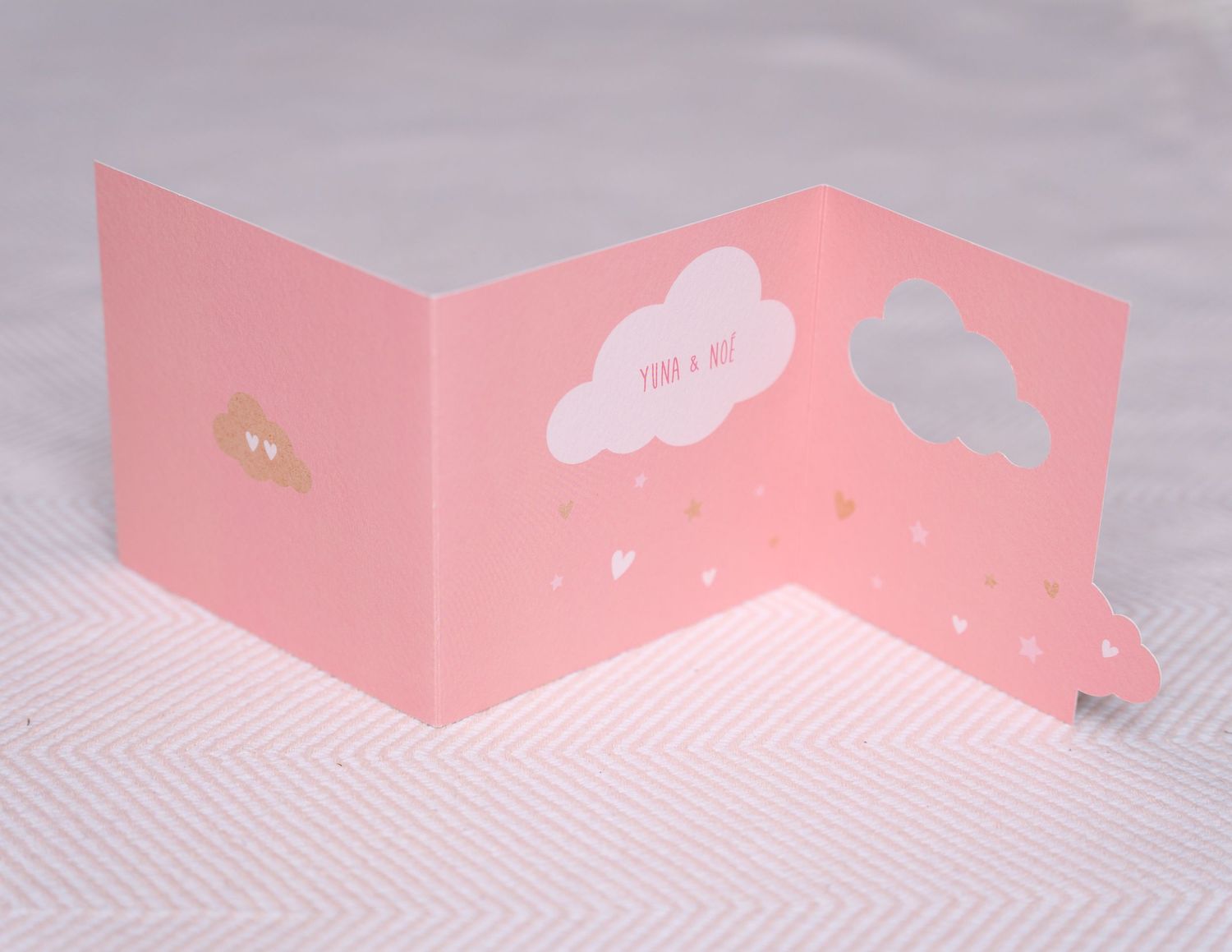 drieluik 
ontwerp voor geboortekaartje voor tweeling meisjes. roze kleuren en kraft papier en wolkjes