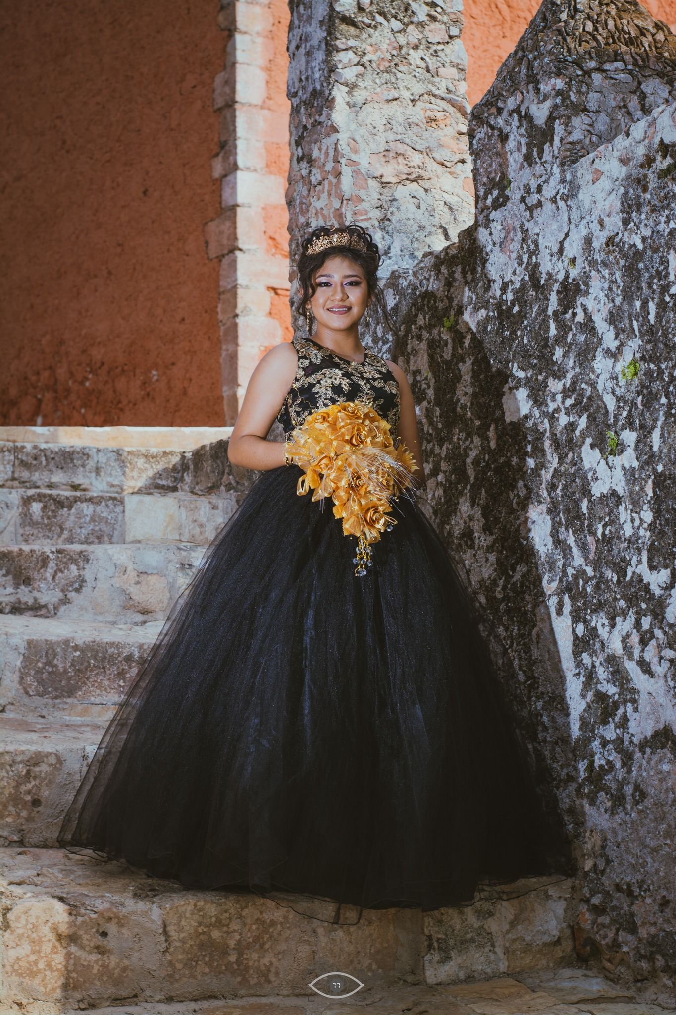 Quinceañera posando con vestido elegante en locación exterior