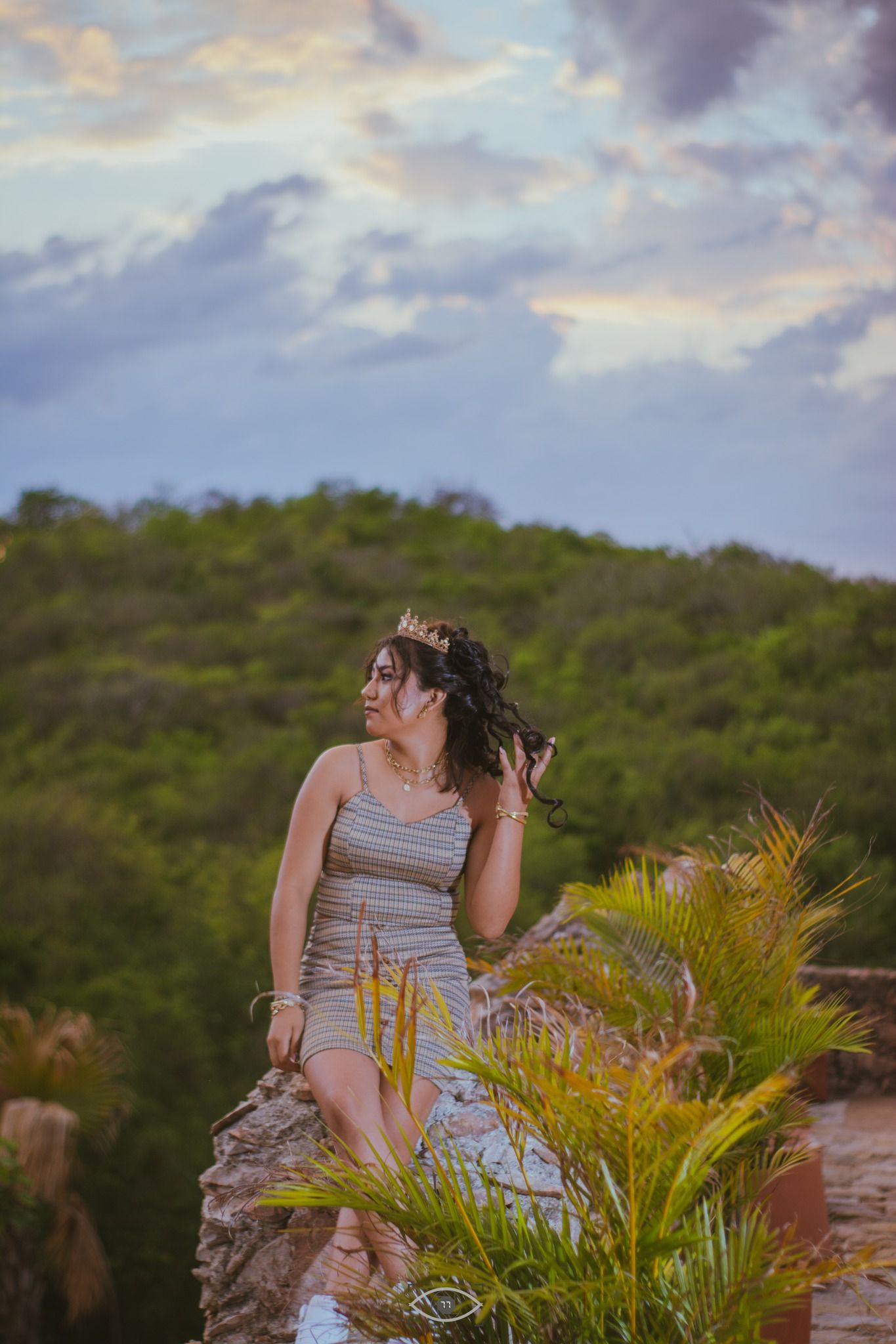 Quinceañera posando con vestido elegante en locación exterior