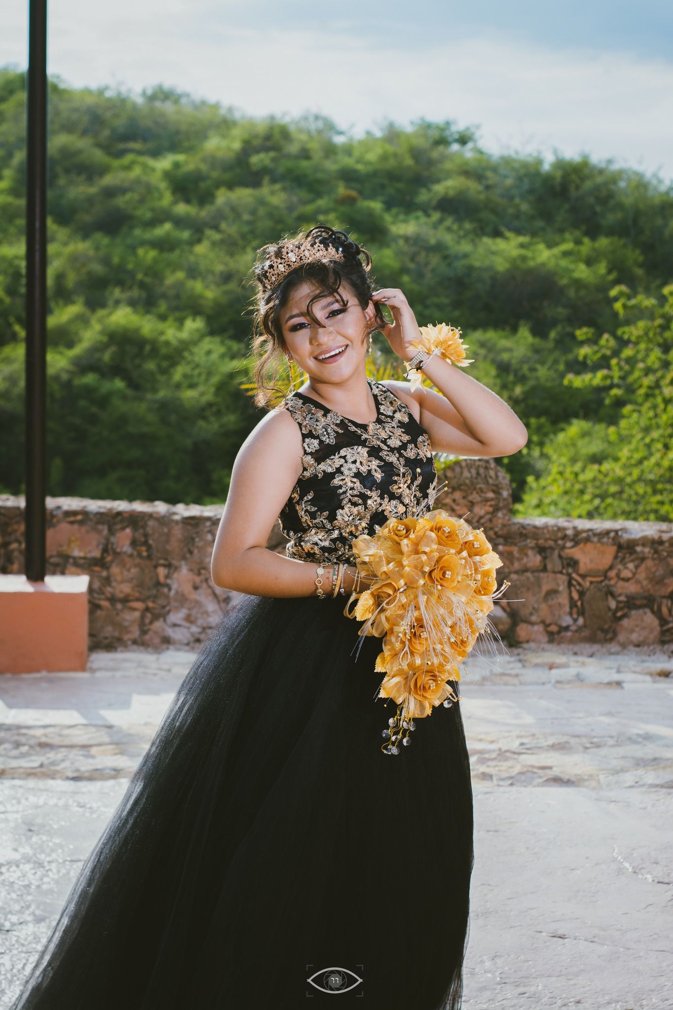 Quinceañera posando con vestido elegante en locación exterior