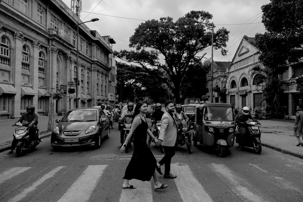 Black and white street scene with vintage cars and architecture.