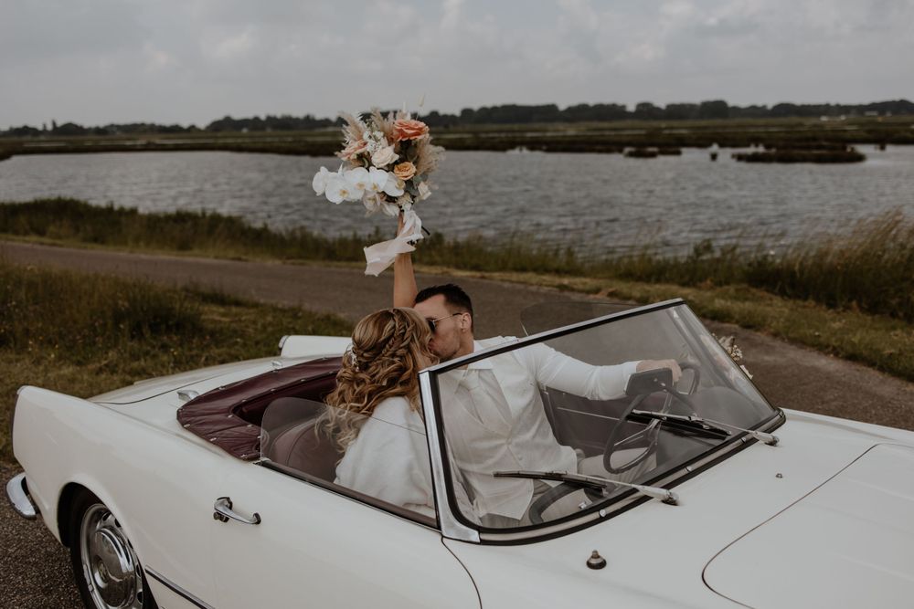 Trouwauto fotografie bruid