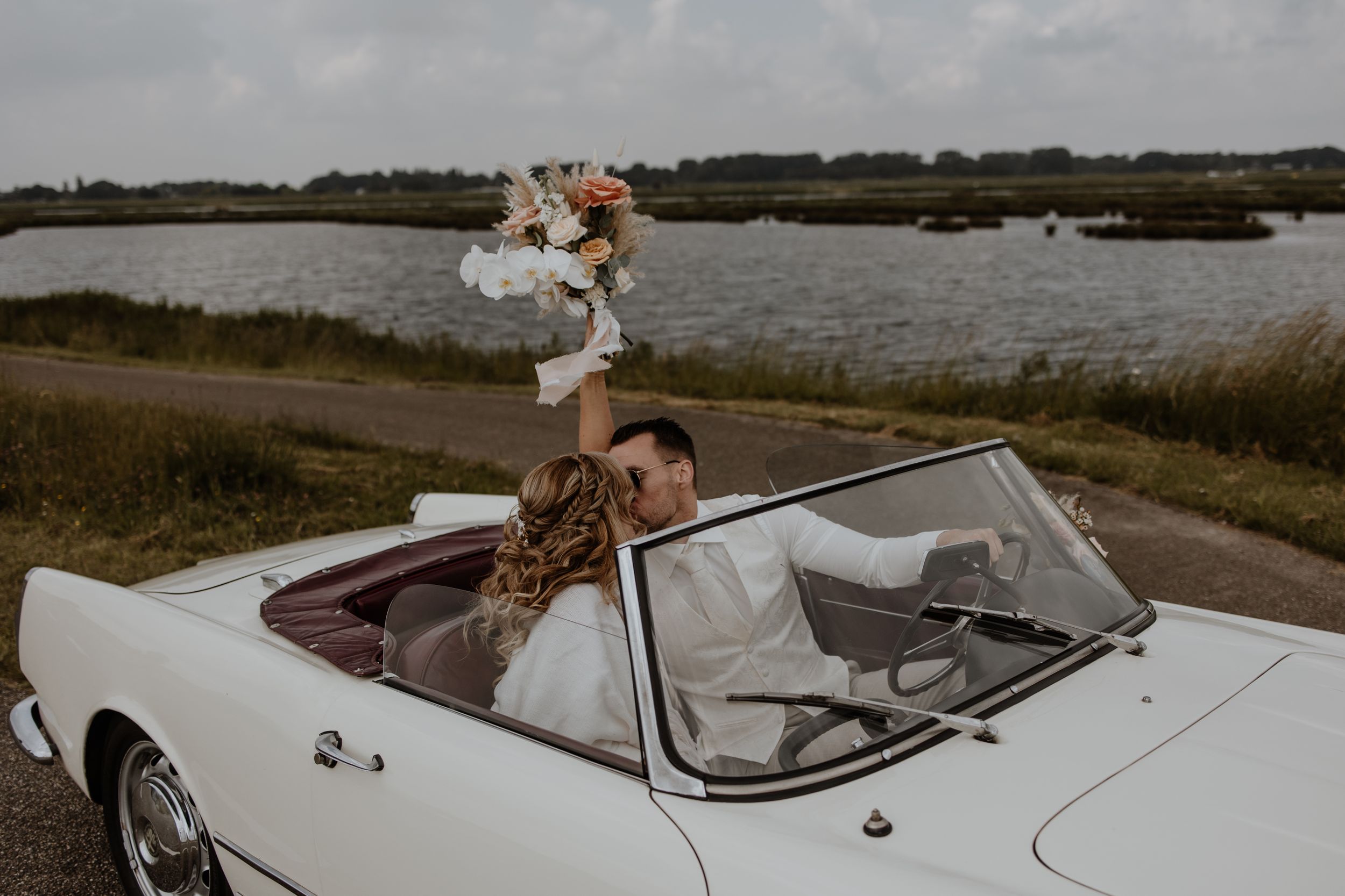 Trouwauto fotografie bruid