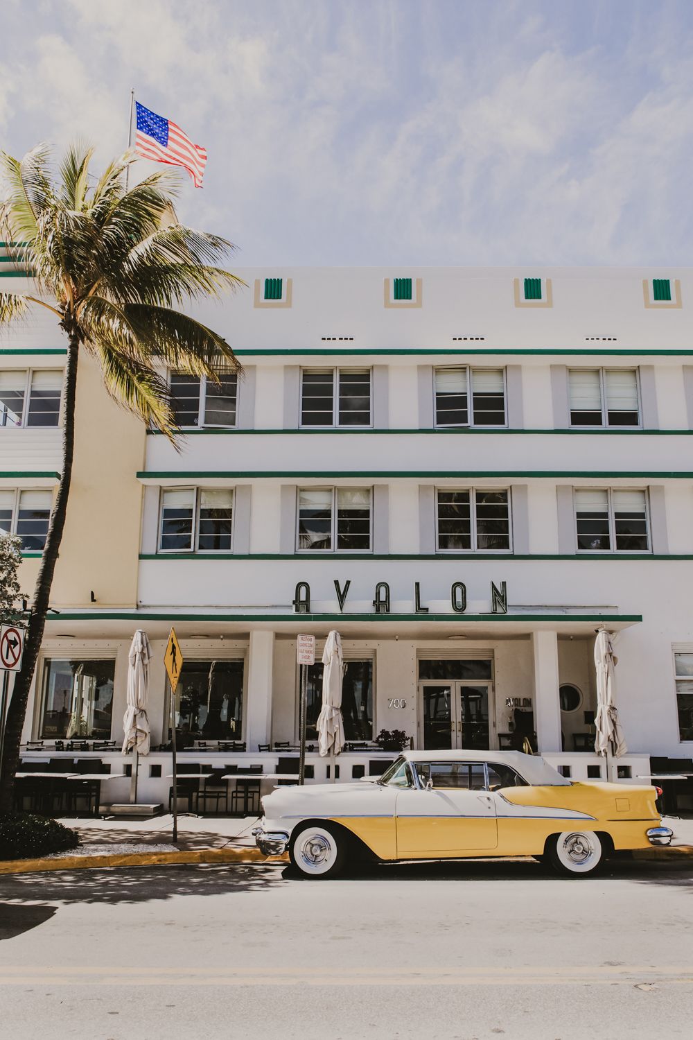 Een reisfoto gemaakt aan Ocean Drive, South Beach bij het Avalon hotel in Miami Amerika. Een iconisch beeld voor aan de muur.
