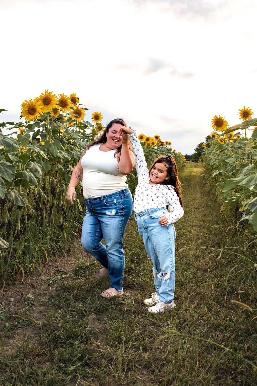Glo Photo and Design captures sunset family photography session at Medina Sunflower fields