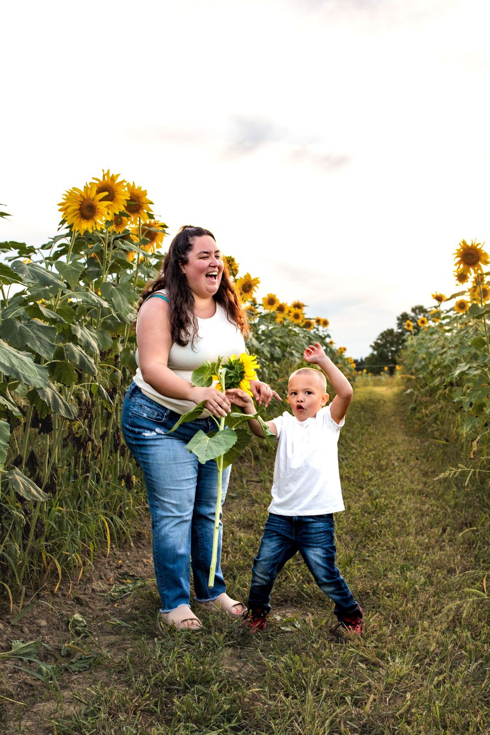 Glo Photo and Design captures sunset family photography session at Medina Sunflower fields