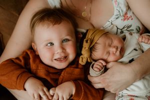 Newborn baby met peuter broertje. Fotoshoot thuis. Spontaan en ongeposeerd.