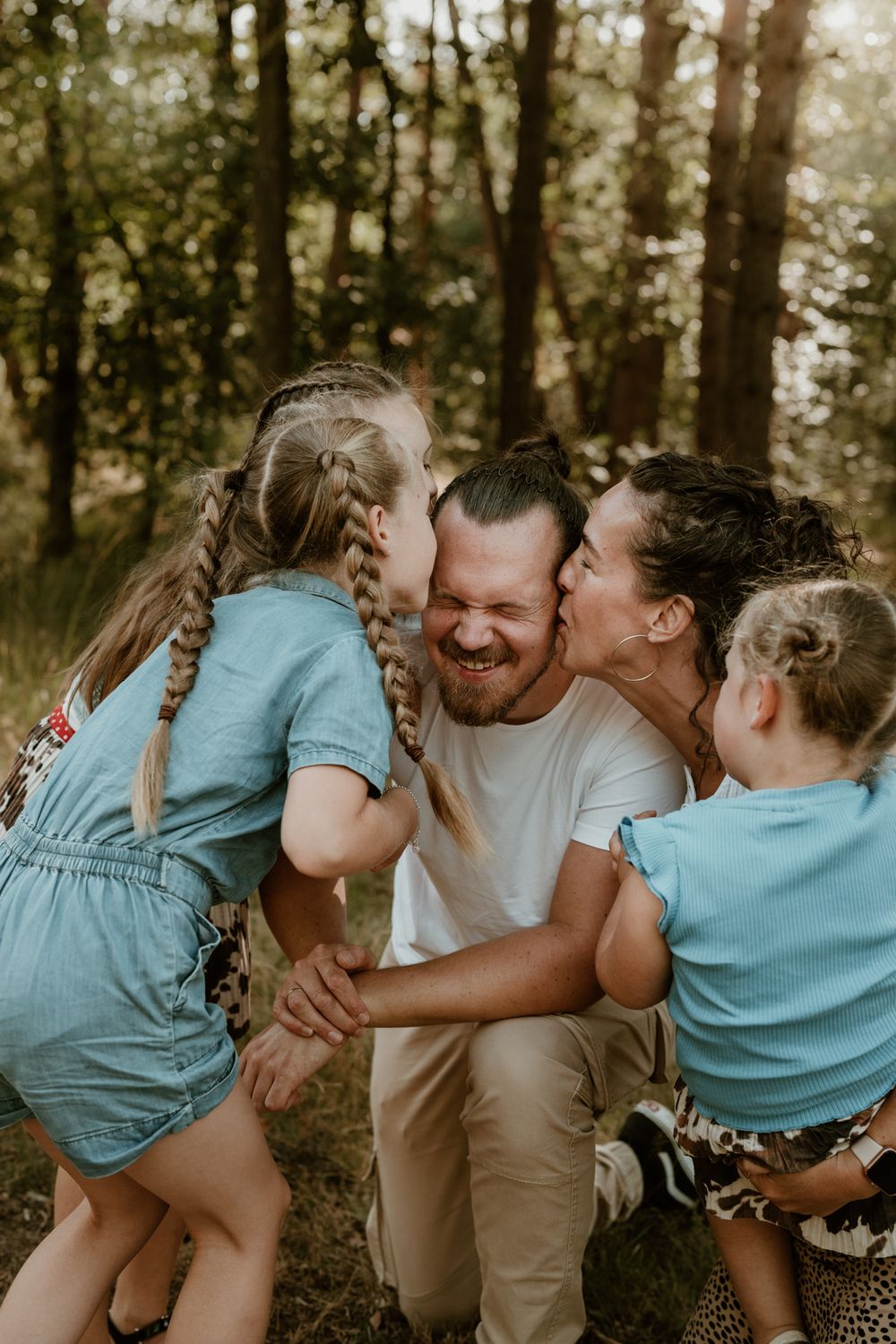 Fotoshoot met gezin, kinderen met papa, niet geposeerd, spontane lifestyle fotografie. Assen.