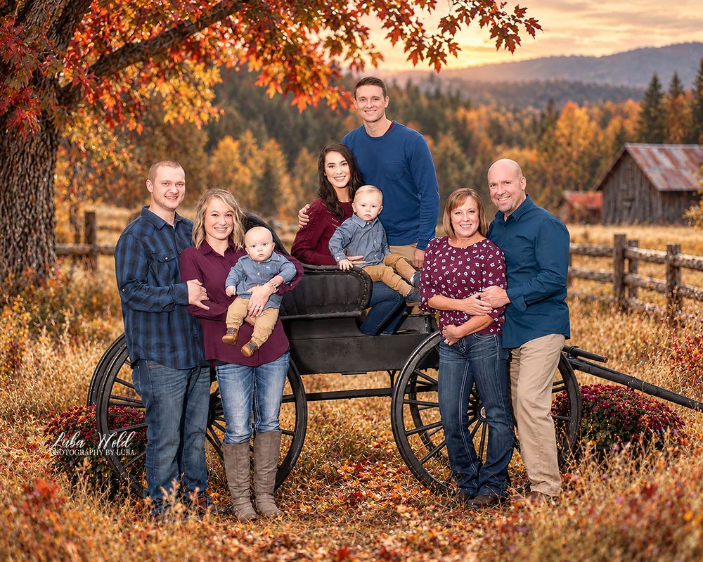 fall family portrait of eight people in a countryside setting by Post Falls and Spokane photographer Luba Wold