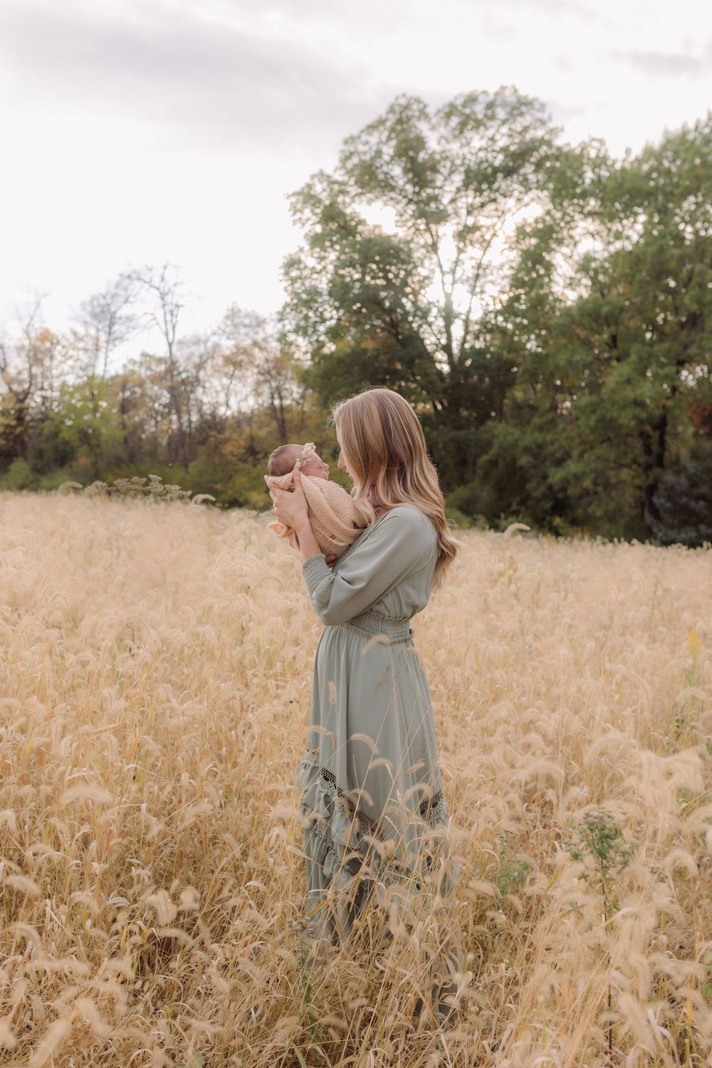 outdoor newborn photos in Columbia Missouri