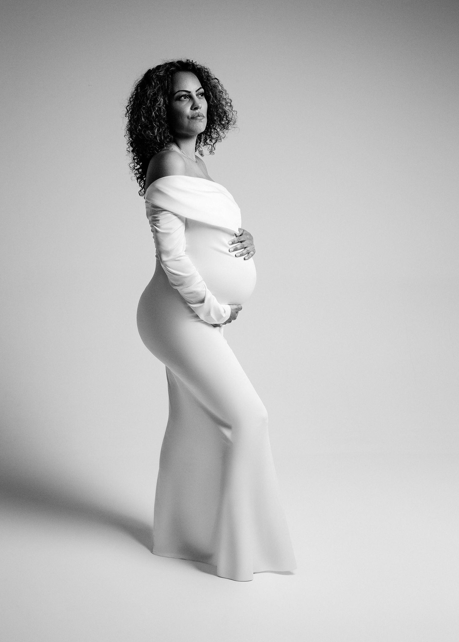 Minimalist fine art pregnancy photoshoot in London. High-contrast black and white maternity silhouette portrait by Virginija Photography.